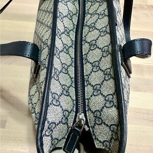 Authentic Gucci Tote bag. Medium size canvas leather material.